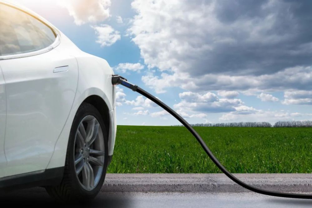 2035年许多车企对燃油车停止售卖后，充电桩的发展将面临更大的机遇和挑战。(图1)